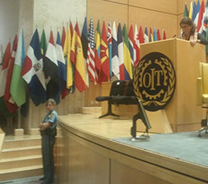 Foto på Bettina Kashefi i talarstolen på ILO:s 101 arbetskonferens i Genève